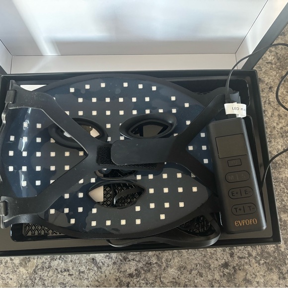 LED Light Therapy Face Mask - Picture 2 of 8